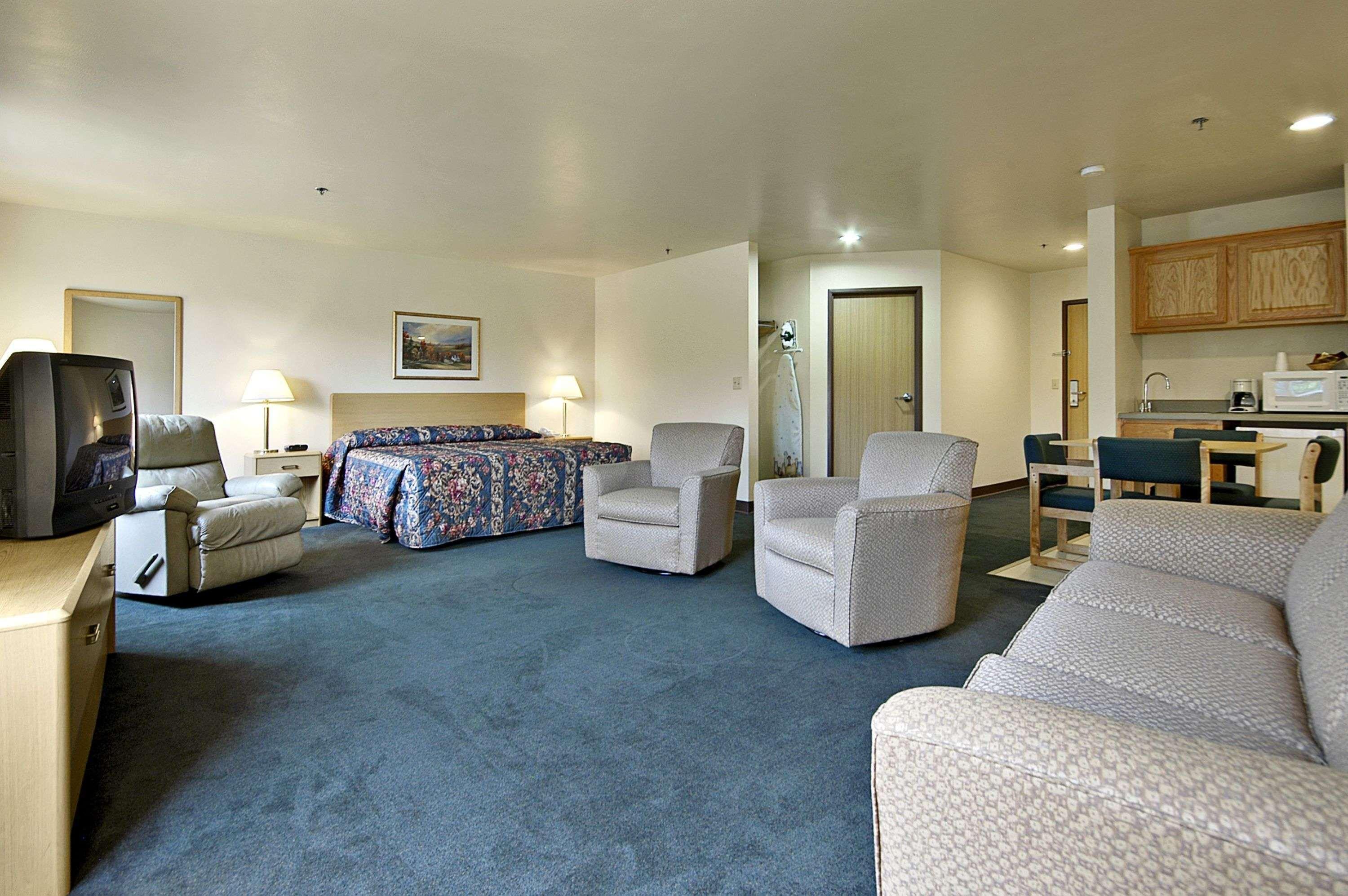 Super 8 By Wyndham Ava Motel Exterior foto